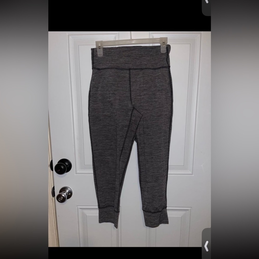 LULULEMON
• crop pants size 6 
•Color GREY 
•Good condition